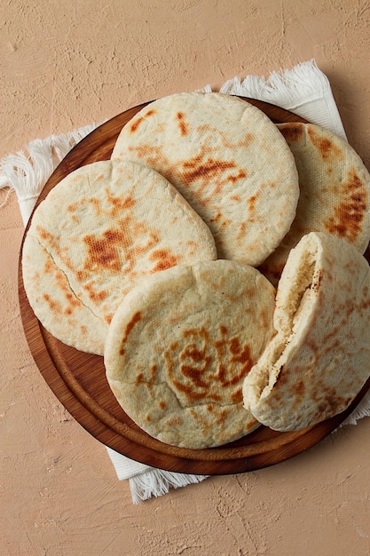 Pila de pan de pita en la mesa sin gente