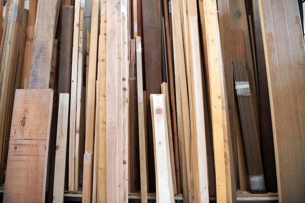 Pila de paneles de madera surtidos en un taller.