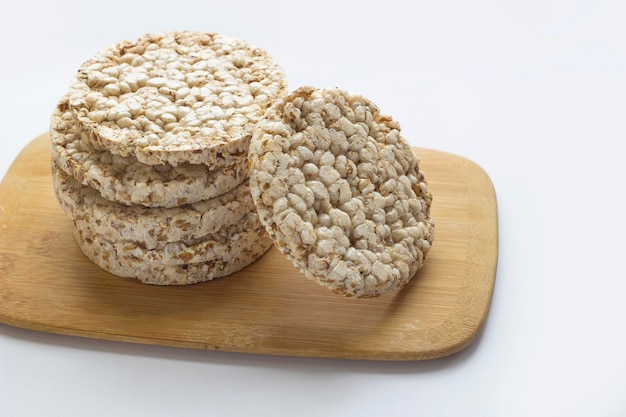 Pila de panes crujientes de arroz redondo en tablero de madera Concepto de dieta saludable con espacio de copia