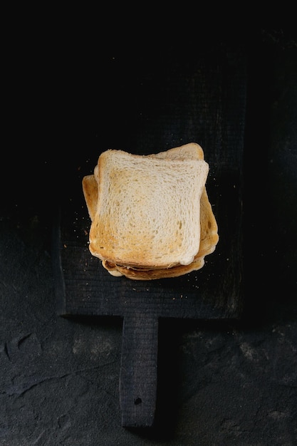 Foto una pila de panes en la mesa