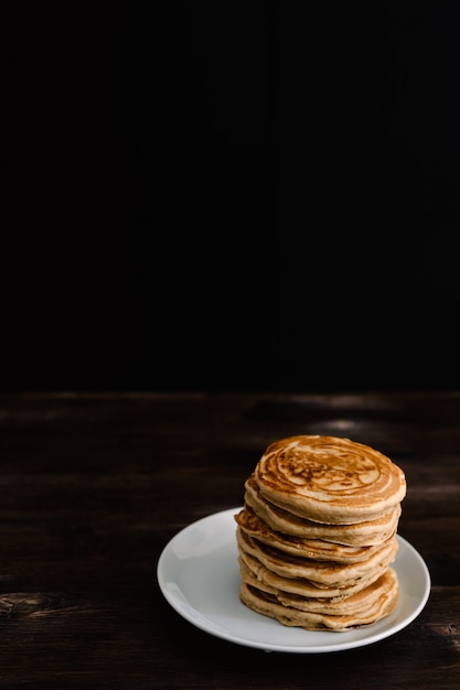 Pila de panqueques americanos, mesa de madera