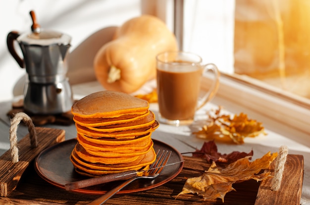 Una pila de panqueques de calabaza.