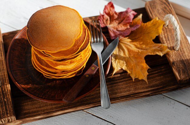 Una pila de panqueques de calabaza