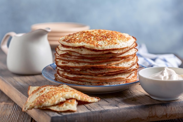 Pila de panqueques de levadura caseros