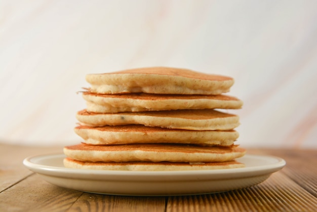 Pila de panqueques. Panqueques americanos hechos en casa, aislados.