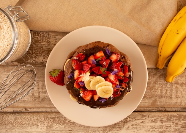 Pila de panqueques de plátano Fit con cultivo horizontal de crema de fresas y avellanas