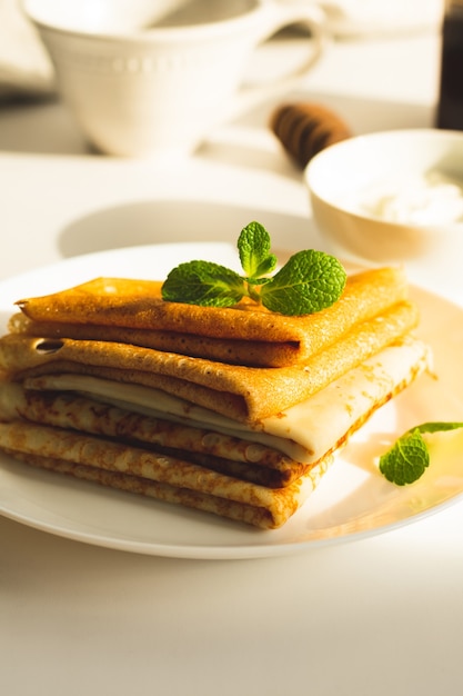 Una pila de panqueques recién horneados para el desayuno