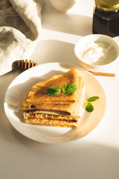 Una pila de panqueques recién horneados para el desayuno