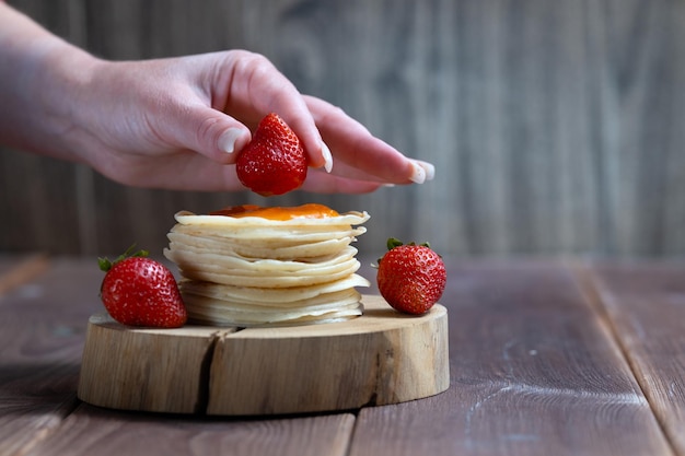 Una pila de panqueques tradicionales recién preparados con fresas