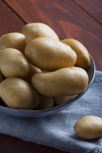 Pila de papas crudas en el tazón