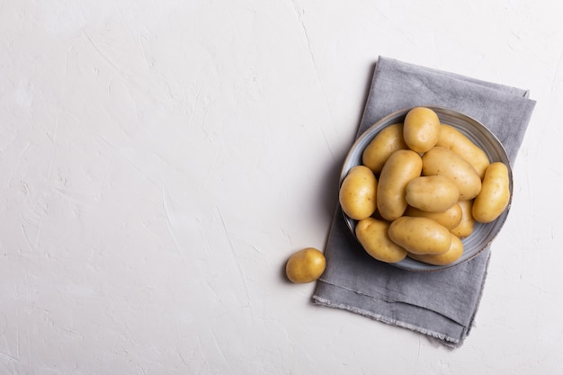 Pila de papas crudas en el tazón