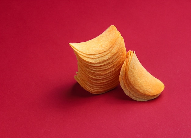 Foto pila de papas fritas rebanadas en la mesa roja.