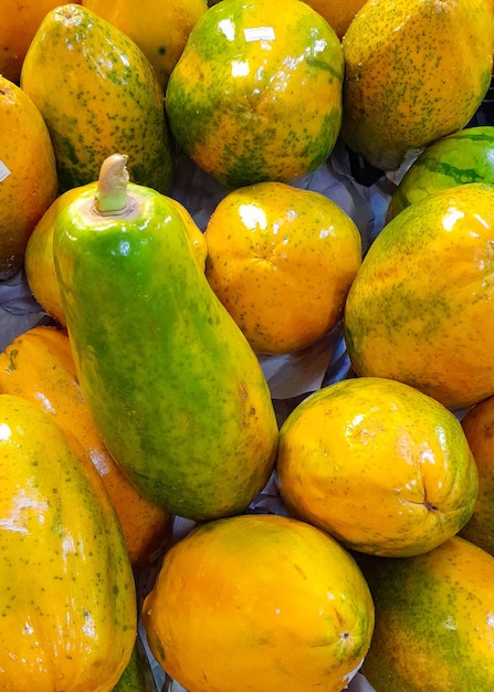 Pila de papaya en la góndola del supermercado