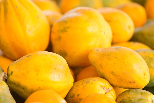 Pila de papayas en un puesto en el mercado