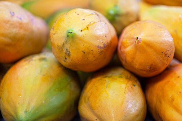 Pila de papayas en un puesto en el mercado