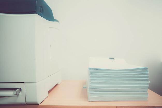 Pila de un papel sobre el escritorio de oficina apilados.