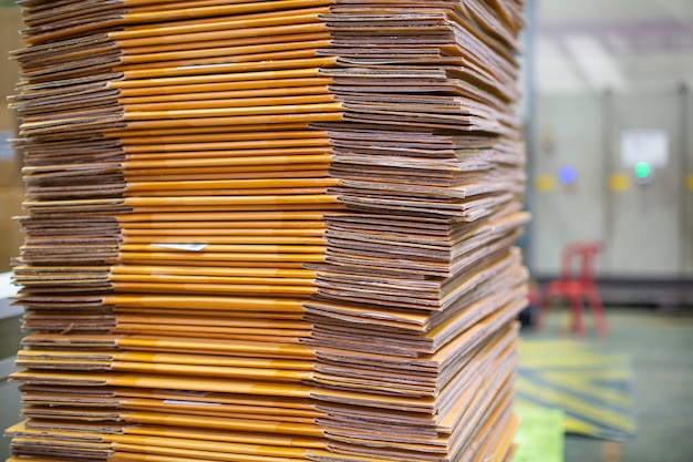 Pila de papel y trozo de cartón en la planta de papel de la industria del reciclaje