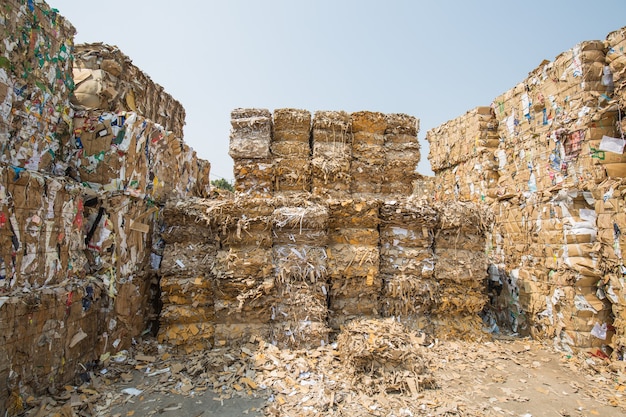 Foto pila de papel y trozo de cartón en la planta de papel de la industria del reciclaje