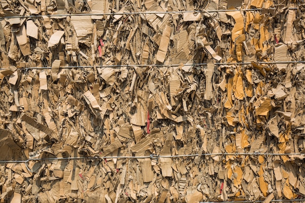 Pila de papel y trozo de cartón en la planta de papel de la industria del reciclaje