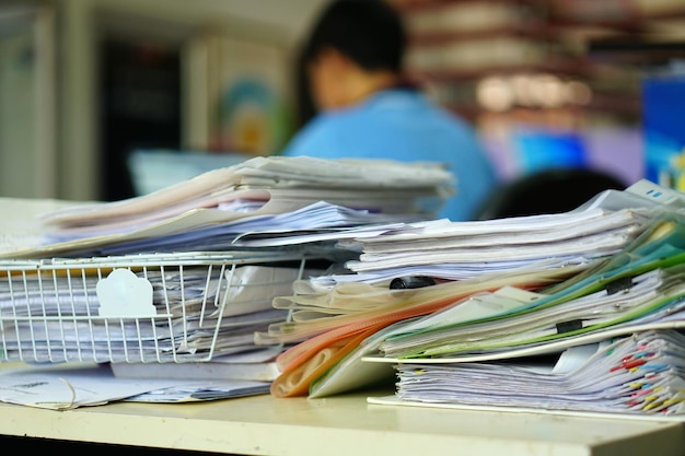 pila de papeles en el escritorio