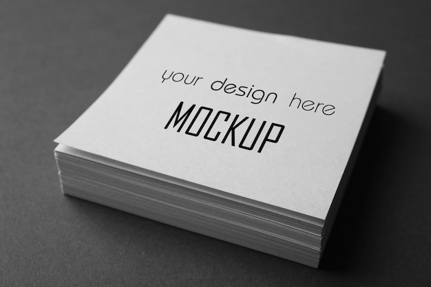 Pila de papeles con texto Mockup Your Design Here en la parte superior