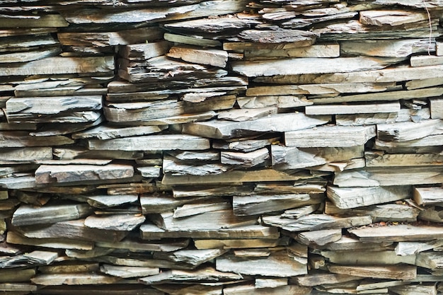 Pila de pared de madera de ladrillo