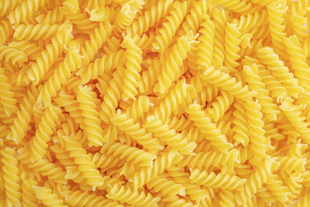 Foto pila de pasta fusilli italiana cruda