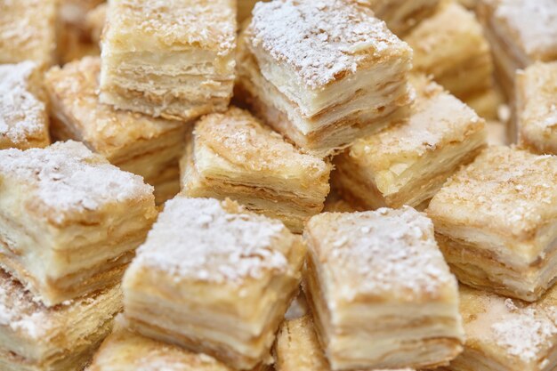 Pila de pastelería cuadrada rebanadas postres o pasteles en un plato