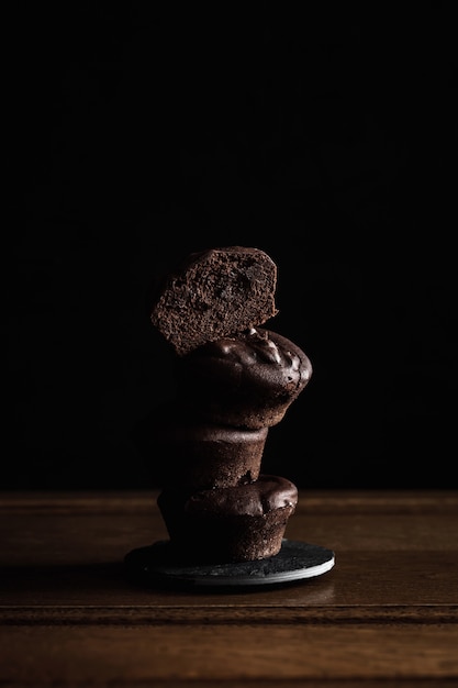 Una pila de pasteles de brownie de chocolate