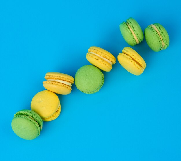 Foto pila de pasteles de harina de almendra redonda amarilla y verde macarons con crema