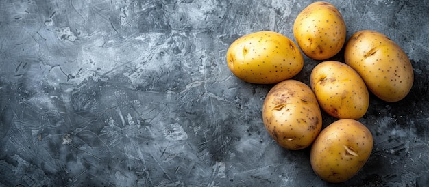 Una pila de patatas en la mesa