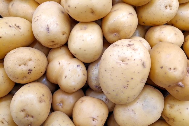 Pila de patatas en un puesto de mercado