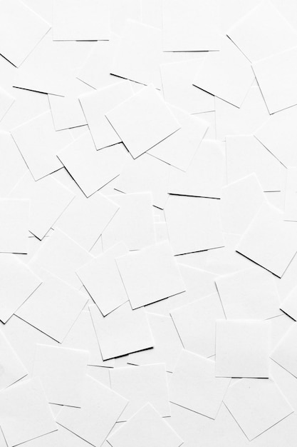 Una pila de pedazos de papel en blanco esparcidos por ahí.