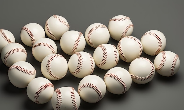 Una pila de pelotas de béisbol en una mesa