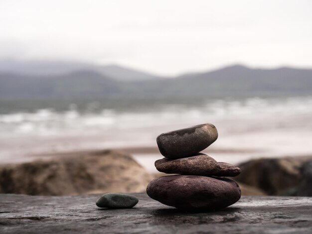 Foto una pila de piedras contra el mar