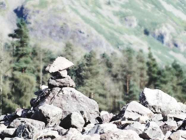 Foto una pila de piedras contra la montaña