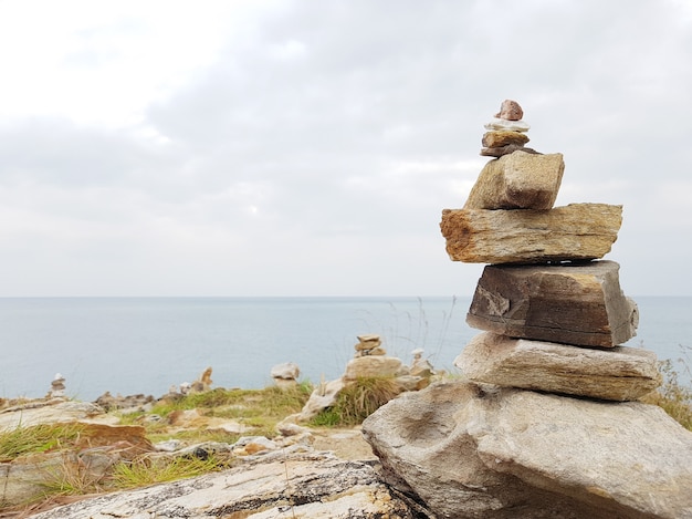 Pila de piedras en la costa