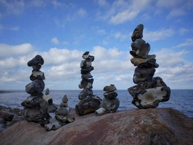 Una pila de piedras en el mar contra el cielo