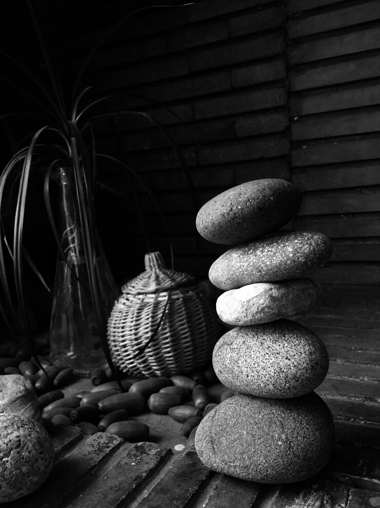Foto una pila de piedras en la mesa.