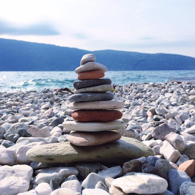 Foto una pila de piedras en la orilla