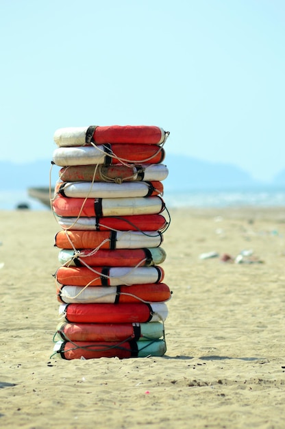 Foto pila de piedras en la playa contra un cielo despejado