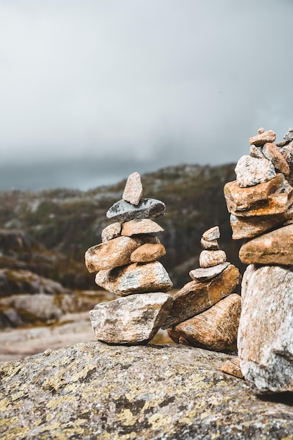 Una pila de piedras en la playa contra el cielo