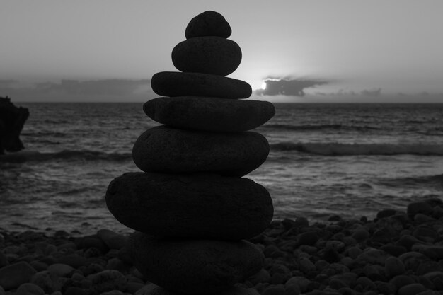 Una pila de piedras en la playa contra el cielo