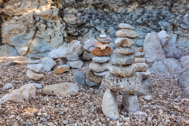 Foto pila de piedras en la playa de stara baska, krk. croacia