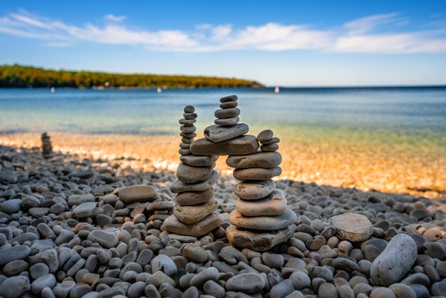 Foto una pila de piedras en la playa