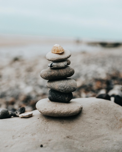 Una pila de piedras en la playa