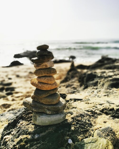 Foto una pila de piedras en la playa