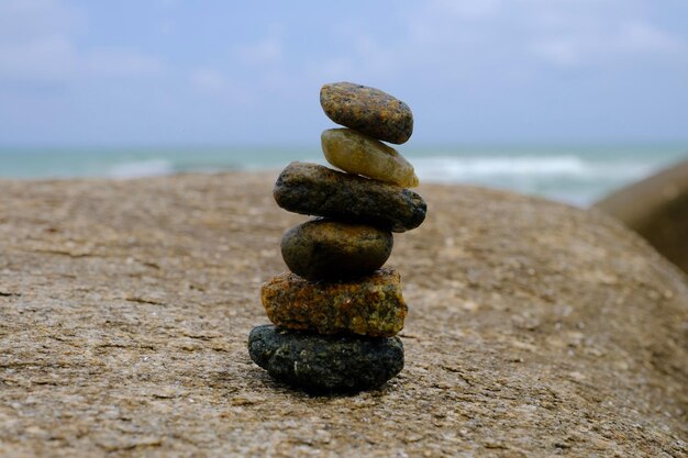 Una pila de piedras en la playa