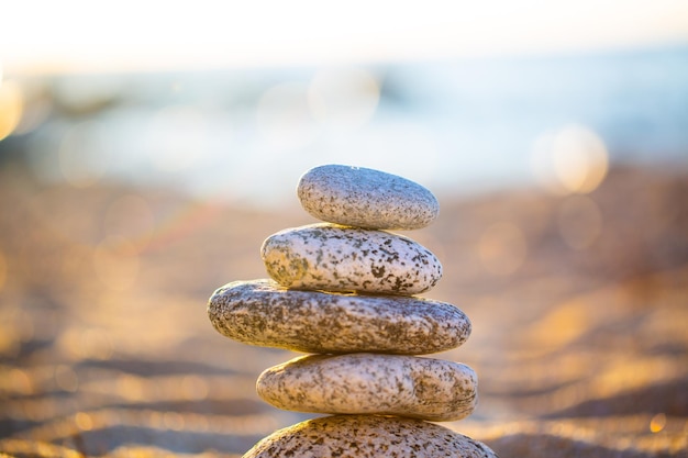 Foto una pila de piedras en la playa