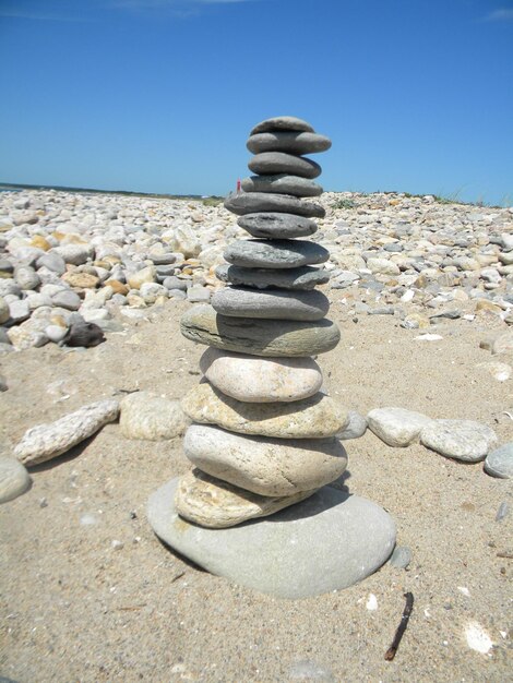 Una pila de piedras en la playa